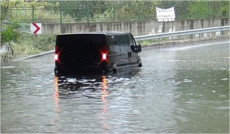 Sağanak Yağmurda Mahsur Kalanlar